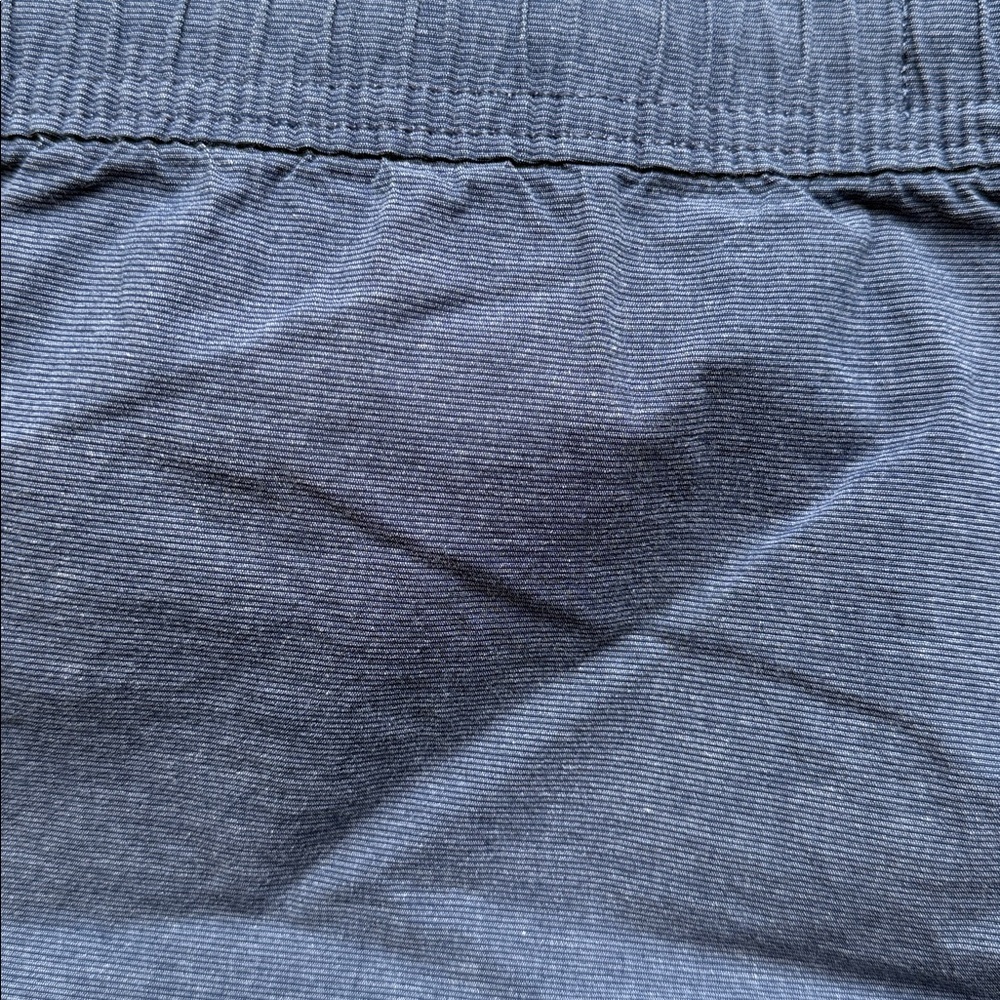 Hollister Men's Jogger Short with White Drawstring~ Size: Medium - Picture 6 of 6